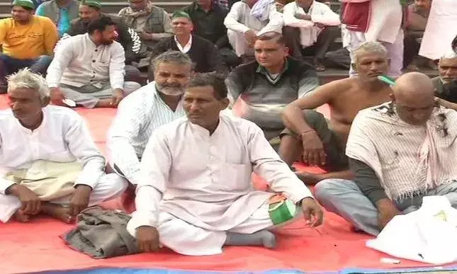 सरकार के किसान बिल के विरोध में किसानों ने सर मुंडवा कर किया प्रदर्शन सरकार के किसान बिल के विरोध में किसानों ने सर मुंडवा कर किया प्रदर्शन