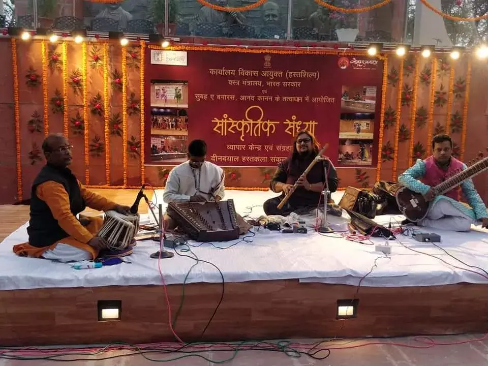 कमिश्नर दीपक अग्रवाल ने दीप प्रज्वलित कर सांस्कृतिक संध्या का शुभारंभ किया