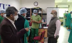 सर सुन्दर लाल चिकित्सालय-बी0एच0यू0 वाराणसी के सुपर स्पेशियल्टी विभाग के (कोविड वार्ड) का मुख्य चिकित्सा अधिकारी डॉ वीबी सिंह द्वारा निरीक्षण