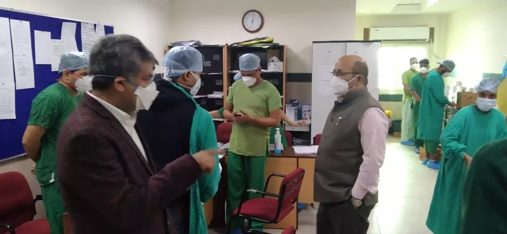सर सुन्दर लाल चिकित्सालय-बी0एच0यू0 वाराणसी के सुपर स्पेशियल्टी विभाग के (कोविड वार्ड) का मुख्य चिकित्सा अधिकारी डॉ वीबी सिंह द्वारा निरीक्षण सर सुन्दर लाल चिकित्सालय-बी0एच0यू0 वाराणसी के सुपर स्पेशियल्टी विभाग के (कोविड वार्ड) का मुख्य चिकित्सा अधिकारी डॉ वीबी सिंह द्वारा निरीक्षण