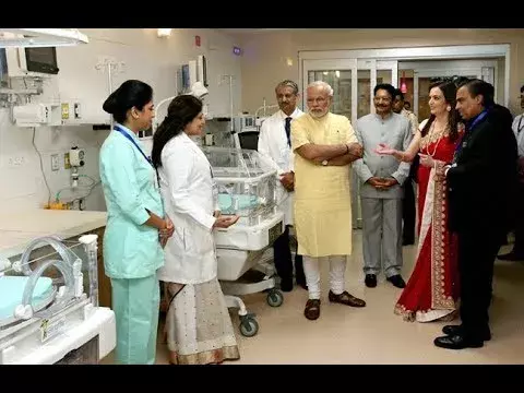 मोदी की २०१८ की फोटो को फेसबुक पर डाल अम्बानी के पोते की बधाई की फोटो बता दी मोदी की २०१८ की फोटो को फेसबुक पर डाल अम्बानी के पोते की बधाई की फोटो बता दी