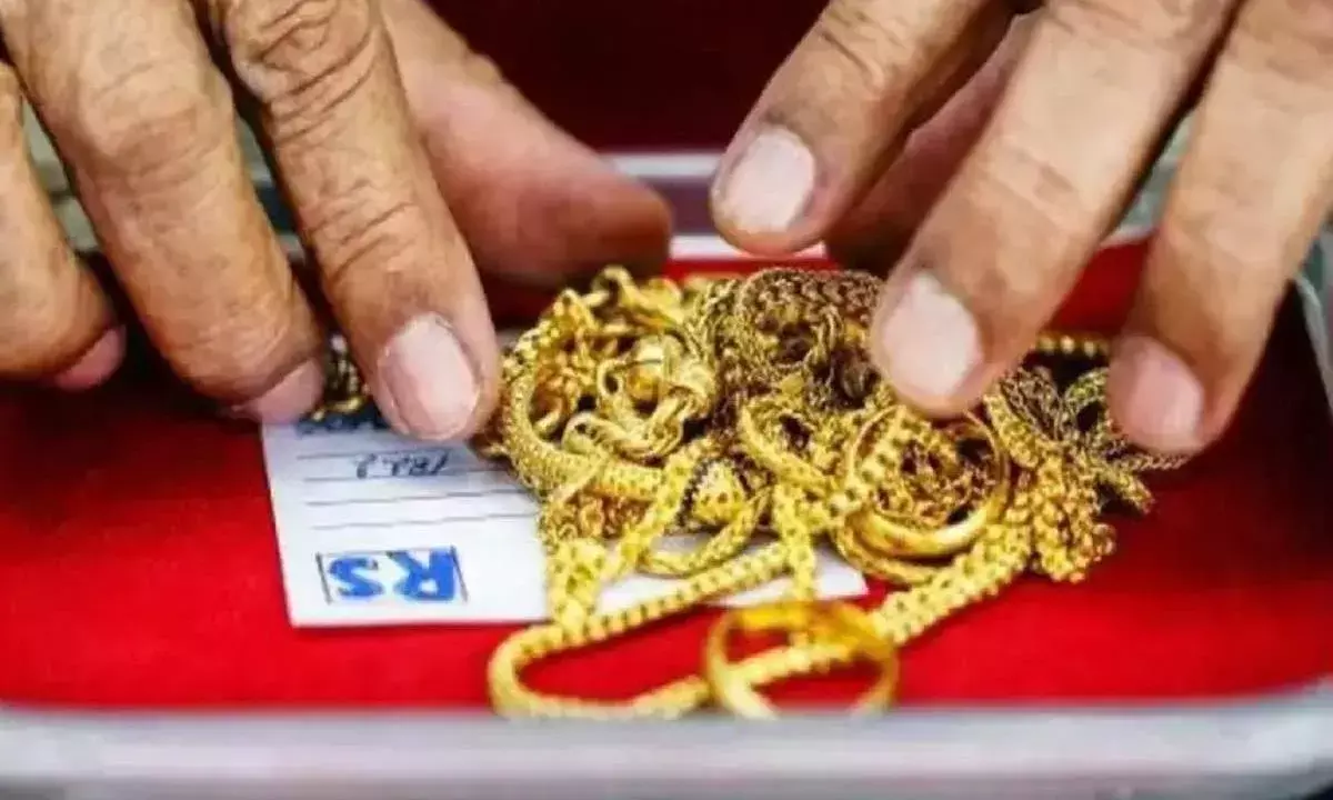 चौक के सराफा कारोबारी के ठिकानों पर छापेमारी.....