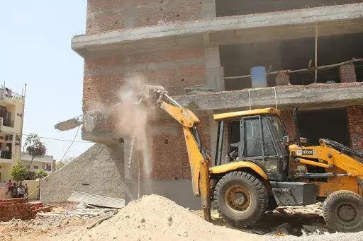 नगर निगम ने गिराया अवैध अतिक्रमण....
