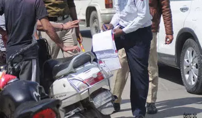 नाका थाना ने जातिसूचक शब्द लिखे वाहन का हुआ चालान