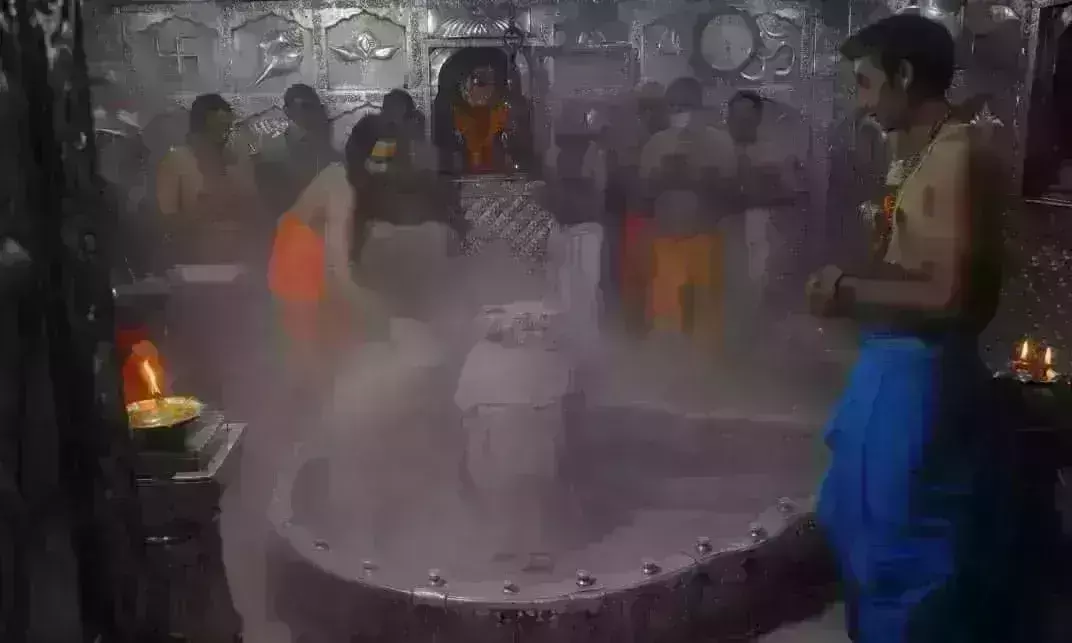 महाकाल मंदिर से लेकर मां चामुंडा मंदिर तक दिखा भक्तों का सैलाब महाकाल मंदिर से लेकर मां चामुंडा मंदिर तक दिखा भक्तों का सैलाब