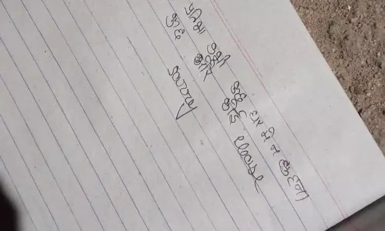 शहर के बंगाली पुरा मोहल्ले में दो सहेलियों के साथ किराए के मकान में रह रही बीएससी की छात्रा की लाश फांसी पर लटकी मिली शहर के बंगाली पुरा मोहल्ले में दो सहेलियों के साथ किराए के मकान में रह रही बीएससी की छात्रा की लाश फांसी पर लटकी मिली