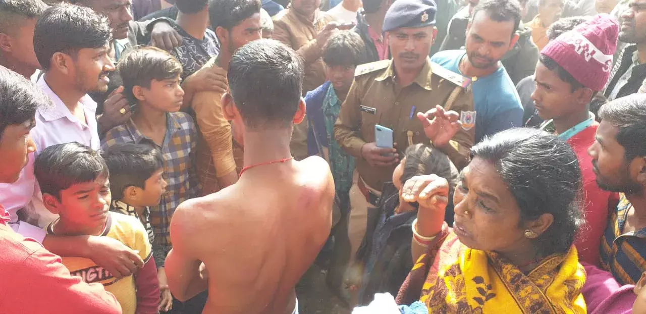 पुलिस अधिकारी ने युवक को पीटा