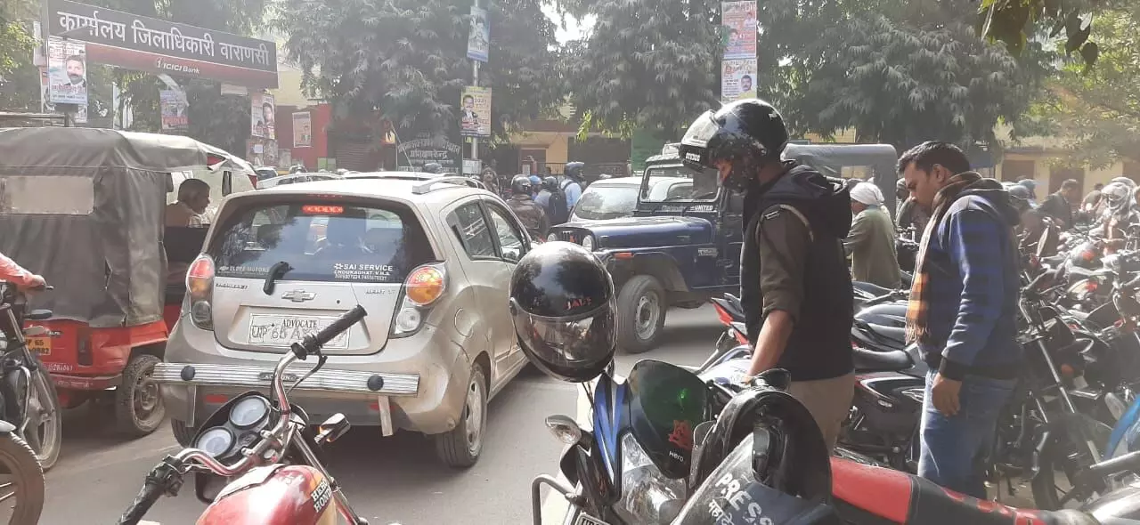 जाम के झाम में जिला मुख्यालय सुबह बनारस शाम बनारस जहा देखो बस जाम बनारस पर यही चरितार्थ बिल्कुल ठीक बैठता है जाम के झाम में जिला मुख्यालय सुबह बनारस शाम बनारस जहा देखो बस जाम बनारस पर यही चरितार्थ बिल्कुल ठीक बैठता है