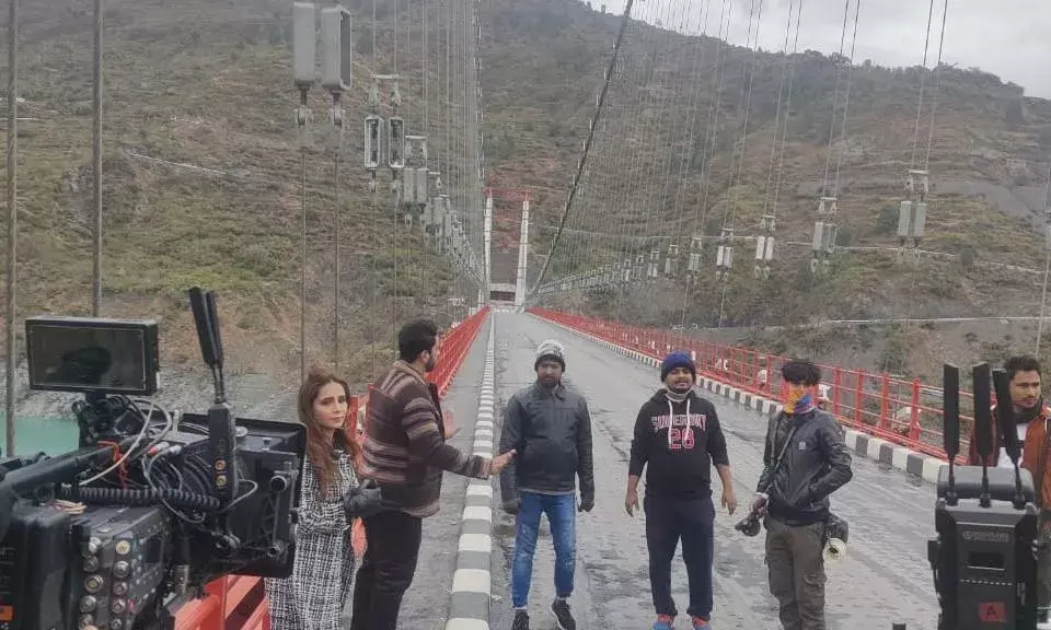 डोबरा-चांठी पुल के पास फिल्म तेरे बिना की शूटिंग डोबरा-चांठी पुल के पास फिल्म तेरे बिना की शूटिंग