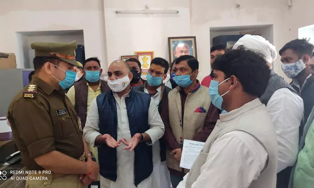 विधायक अजय राय के शस्त्र लाइसेंस रद्द किए जाने से सन्दर्भ में आक्रोशित कांग्रेसजनों ने आज पुलिस महानिदेशक वाराणसी जोन को पत्रक सौंपा विधायक अजय राय के शस्त्र लाइसेंस रद्द किए जाने से सन्दर्भ में आक्रोशित कांग्रेसजनों ने आज पुलिस महानिदेशक वाराणसी जोन को पत्रक सौंपा