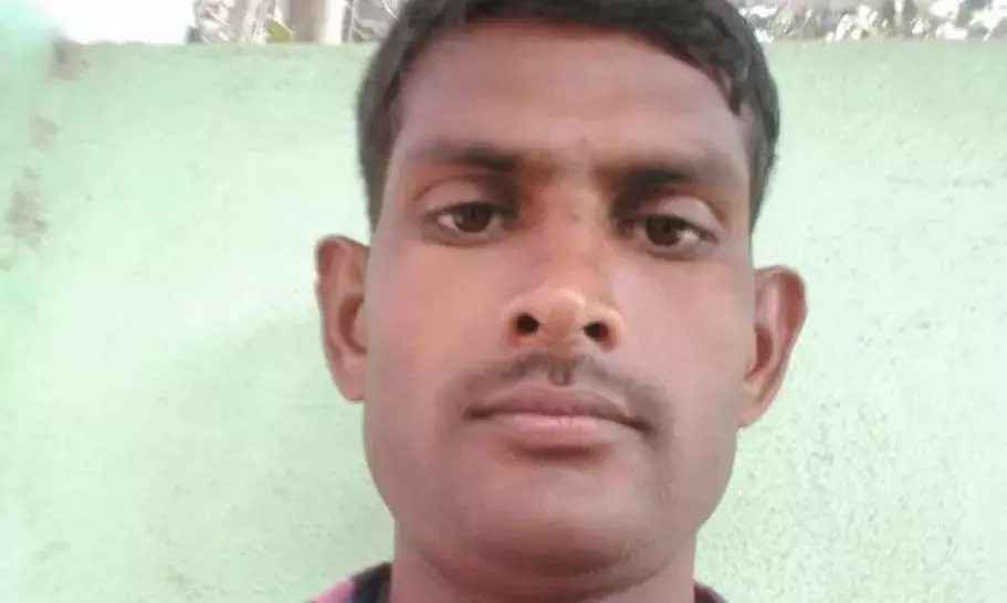 ट्रैक्टर की चपेट में आने से 30 वर्षीय युवक की हुई दर्दनाक मौत रोहनिया पुलिस ने ट्रैक्टर को अपने कब्जे में लिया,चालक फरार ट्रैक्टर की चपेट में आने से 30 वर्षीय युवक की हुई दर्दनाक मौत रोहनिया पुलिस ने ट्रैक्टर को अपने कब्जे में लिया,चालक फरार