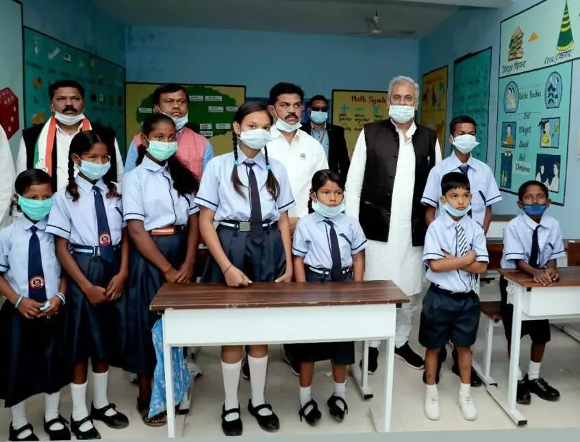 रायपुर :स्कूली बच्चों की फर्राटेदार अंग्रेजी सुनकर प्रभावित हुए मुख्यमंत्री बघेल