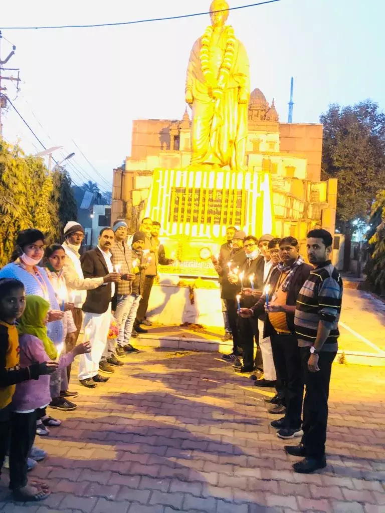 अखिल भारतीय कायस्थ महासभा, वाराणसी, के नदेसर स्थित स्वामी विवेकानंद जी की प्रतिमा पर श्रद्धासुमन अर्पित कर उनका जन्मदिन मनाया