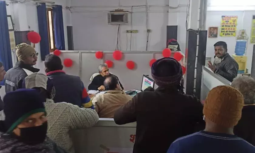 खाते से 4 लाख गायब चेक करने पर बैंक कर्मचारी के खाते में पाया गया    बैंक की भूमिका संदिग्ध