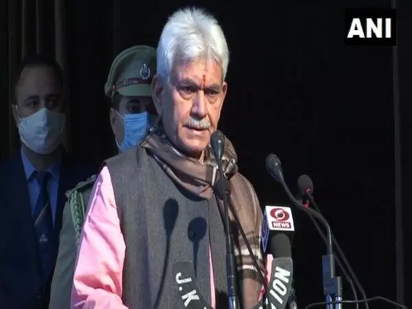 जम्मू कश्मीर के गवर्नर मनोज सिन्हा ने  सीमा  पर शहीद  जवान को श्रद्धांजलि दी