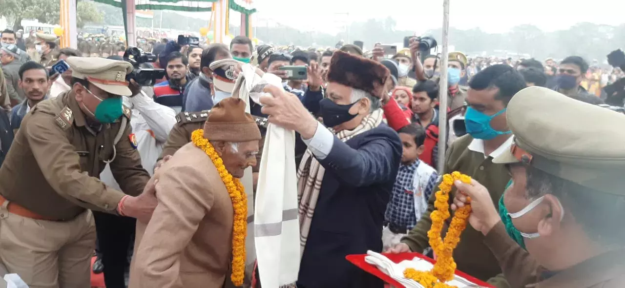 वाराणसी के पुलिस लाइन में नगर विकास मंत्री आशुतोष टंडन के द्वारा किया गया ध्वजारोहण