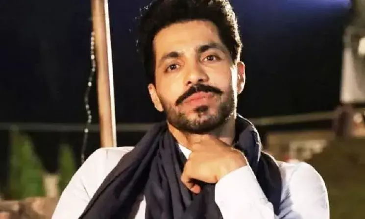 जानें कौन है जिसने लालकिले पर फहराया केसरिया झंडा