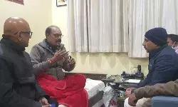 कांग्रेस ने किया विश्वनाथ मंदिर के महंत कुलपति तिवारी के धरने का समर्थन