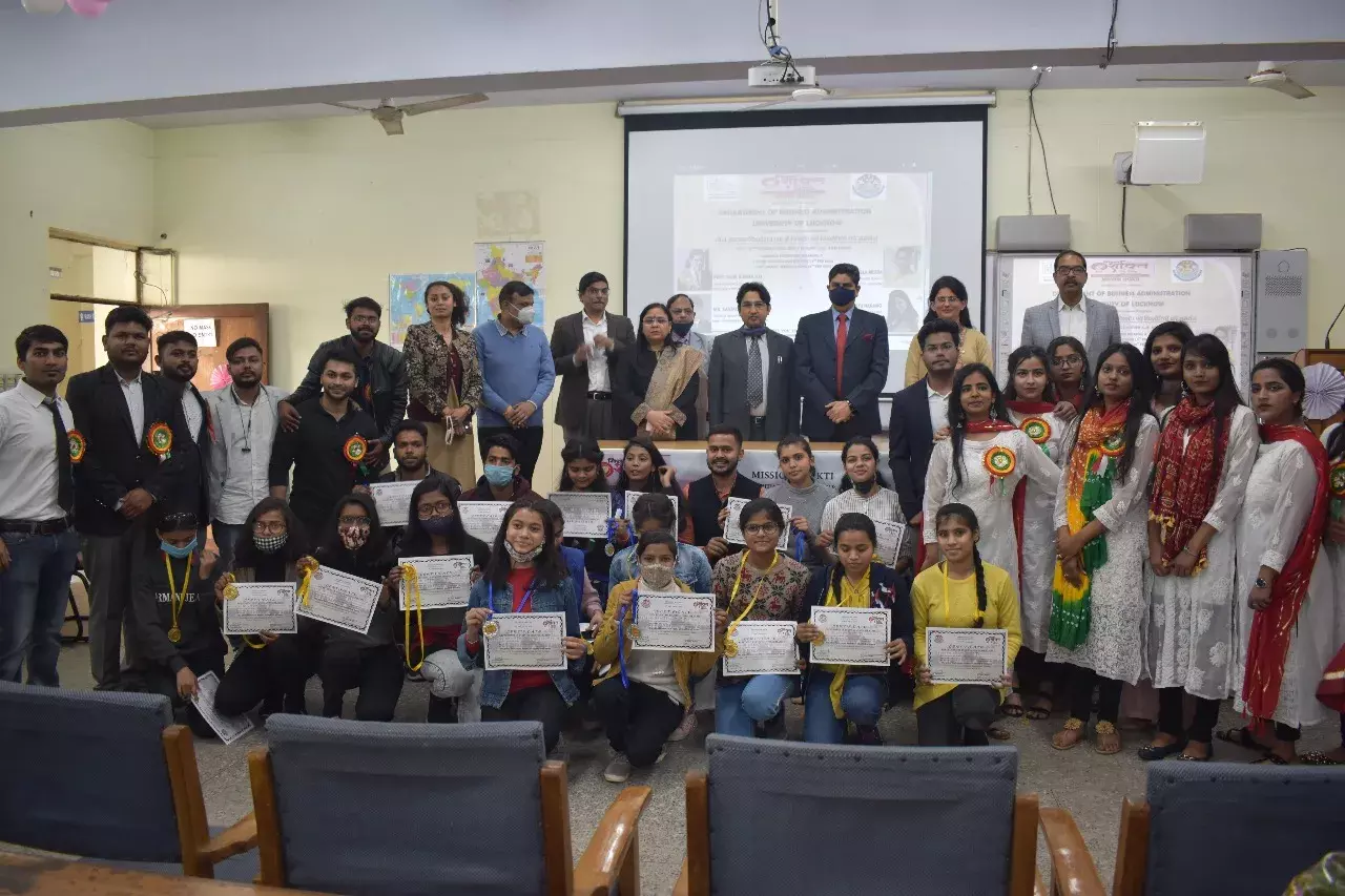 एलयू: पुरस्कार वितरित कर छात्रों को दिया सम्मान