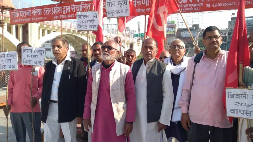 भारत की कम्युनिस्ट पार्टी द्वारा शास्त्री घाट पर किया गया विशाल धरना प्रदर्शन... भारत की कम्युनिस्ट पार्टी द्वारा शास्त्री घाट पर किया गया विशाल धरना प्रदर्शन...