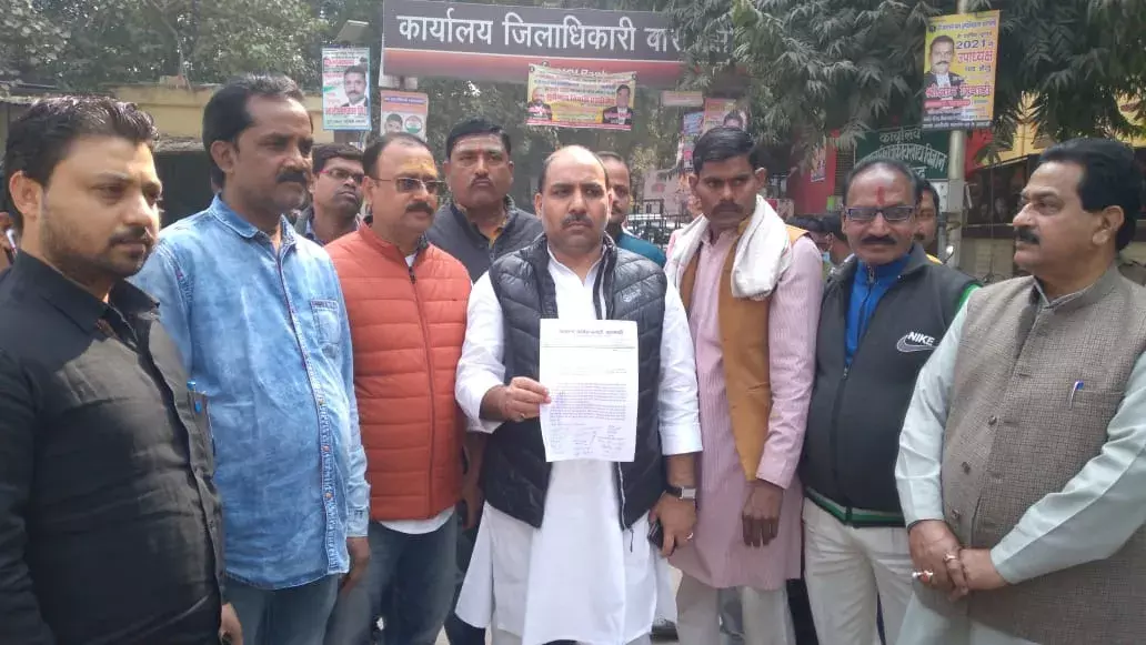 जिला मुख्यालय पर पहुंचे महानगर कांग्रेस कमेटी के अध्यक्ष, लगाई न्याय की गुहार