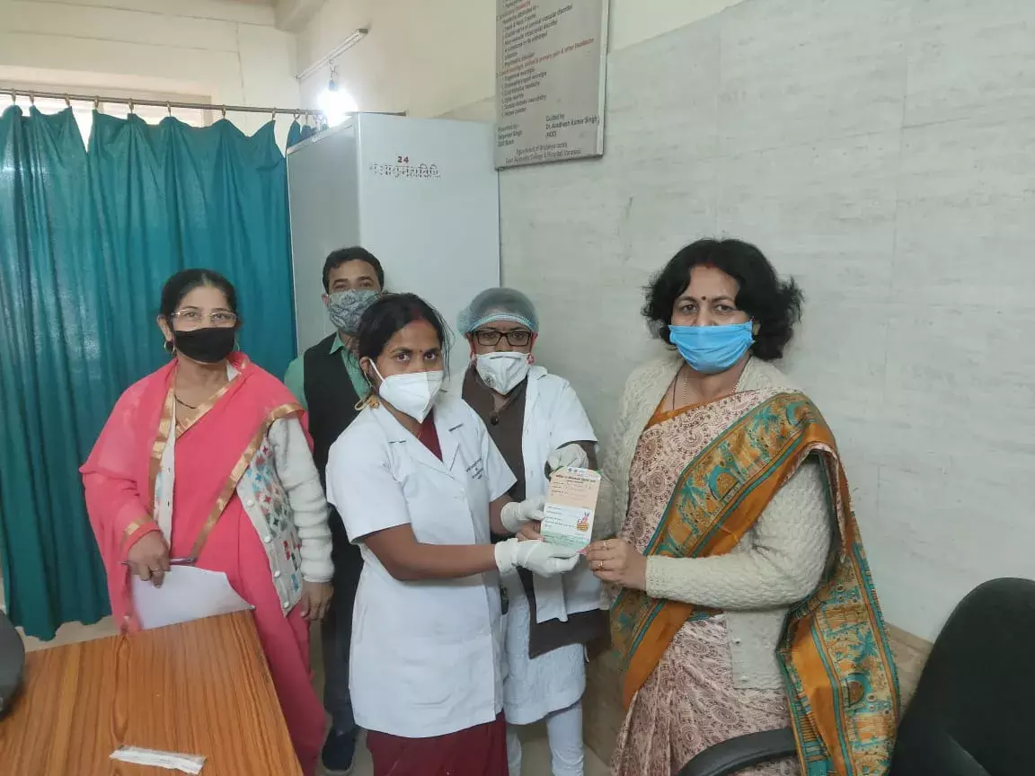 प्रिन्सिपल/सुपरेंटेंडेंट प्रो. नीलम गुप्ता ने लगवाया कोविशील्ड का टीका    लाभार्थियों को किया उत्साहित