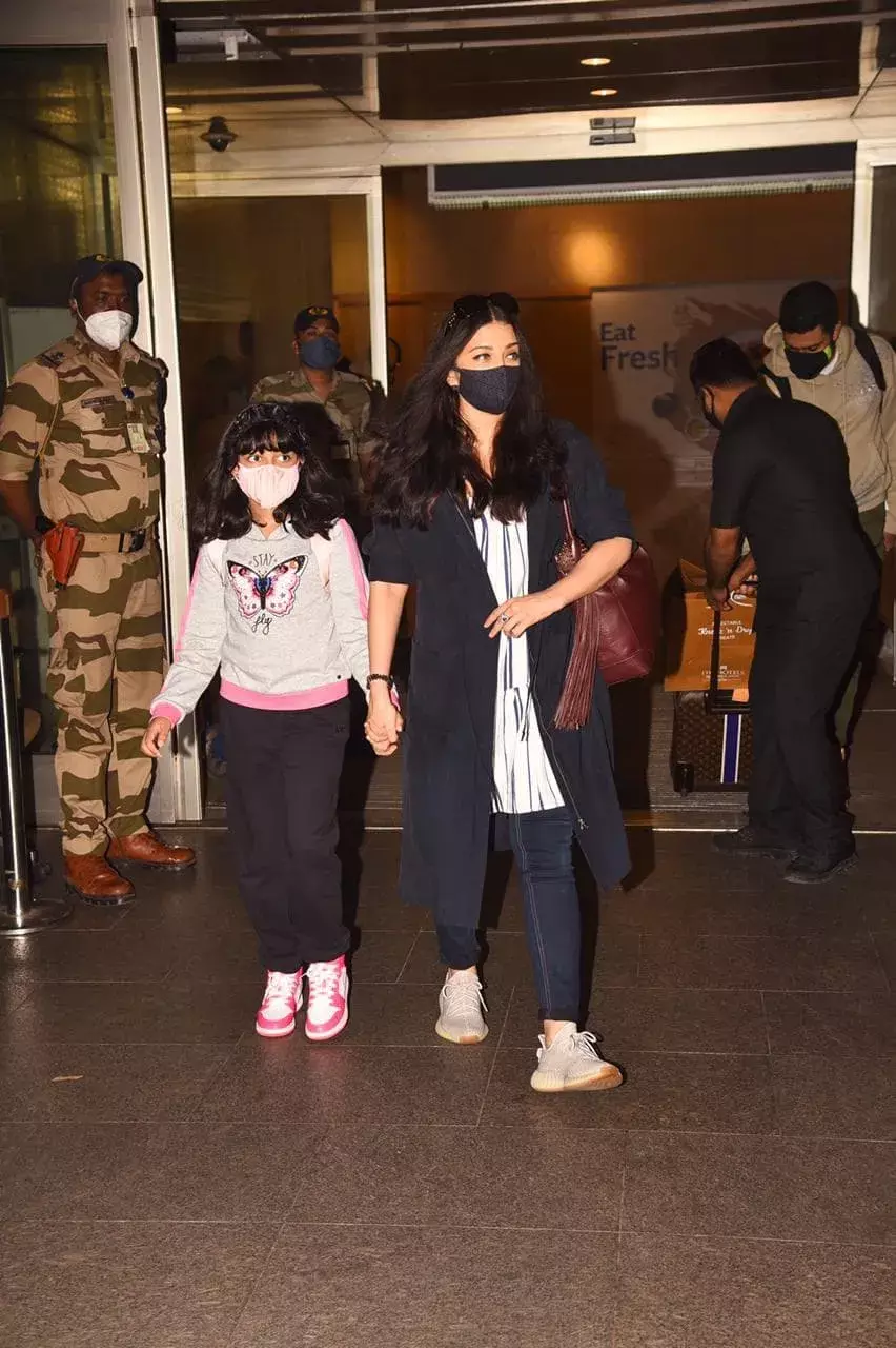 बेटी का हाथ पकड़ने पर ट्रोल हुई ऐश्वर्या राय बच्चन बेटी का हाथ पकड़ने पर ट्रोल हुई ऐश्वर्या राय बच्चन