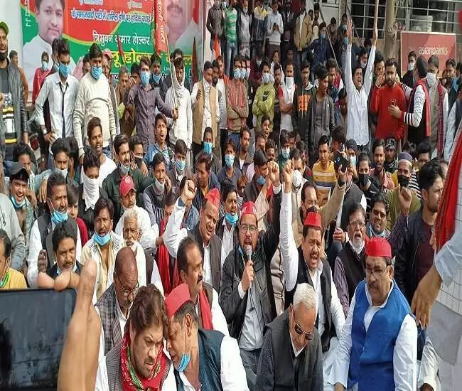 सपा के विधायकों ने किसानों का समर्थन करते हुए विधानसभा पर दिया धरना