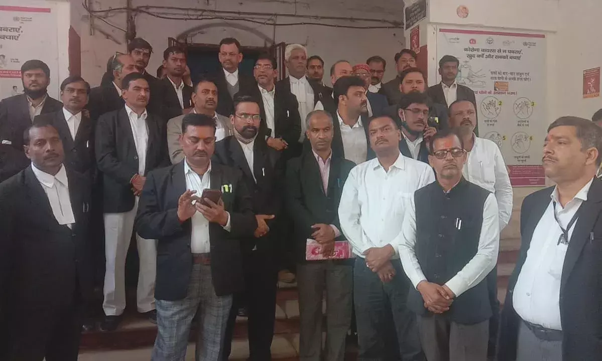 अधिवक्ताओं ने सरकार की दोहरी नीति पर जताया विरोध अधिवक्ताओं ने सरकार की दोहरी नीति पर जताया विरोध