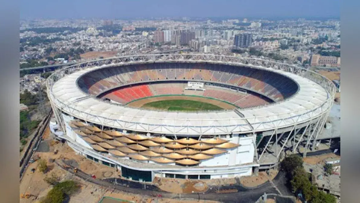 क्रिकेट की आड़ में मोटेरा स्टेडियम के बाहर चल रही कालाबाजारी