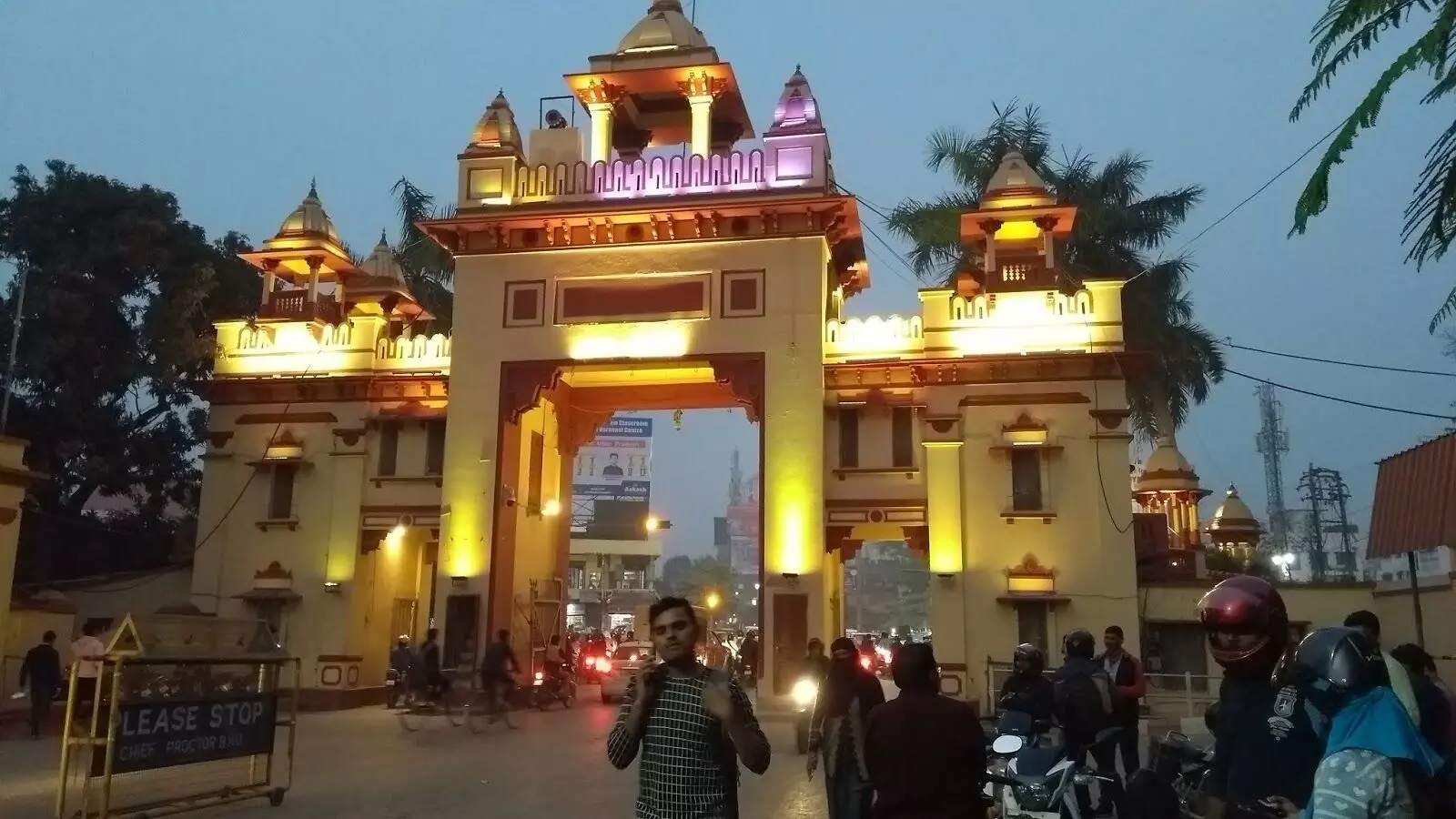काशी हिंदू विश्वविद्यालय मे धरना पर बैठे 5 छात्रो को पुलिस ने लिया हिरासत मे,छात्रो ने किया लंका थाने का घेराव