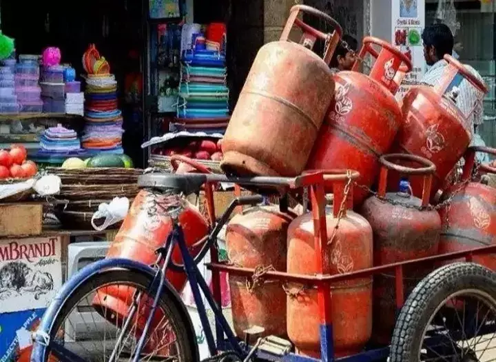 रसोई गैस की कीमत में हुई 25 रुपये की वृद्धि