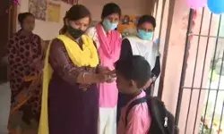 स्कूलों में अनोखे अंदाज में हुआ बच्चों का स्वागत स्कूलों में अनोखे अंदाज में हुआ बच्चों का स्वागत