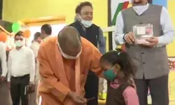 स्कूलों का जायजा लेने पहुंचे सीएम योगी, बच्चों से मिलकर बांटी चाकलेट स्कूलों का जायजा लेने पहुंचे सीएम योगी, बच्चों से मिलकर बांटी चाकलेट