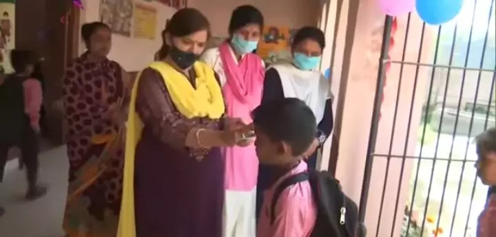 स्कूलों में अनोखे अंदाज में हुआ बच्चों का स्वागत स्कूलों में अनोखे अंदाज में हुआ बच्चों का स्वागत