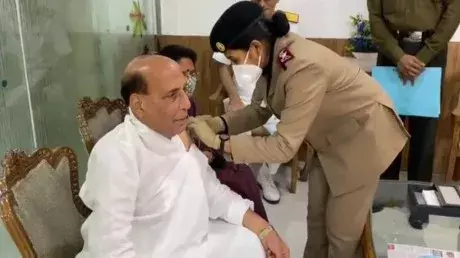 रक्षा मंत्री ने भी ली कोरोना वैक्सीन की पहली डोज़..