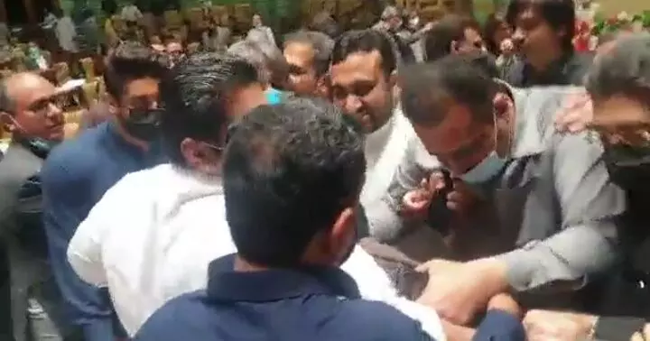 सिंध विधानसभा में भागते दिखे विधायक, विडियो हो रहा वायरल...