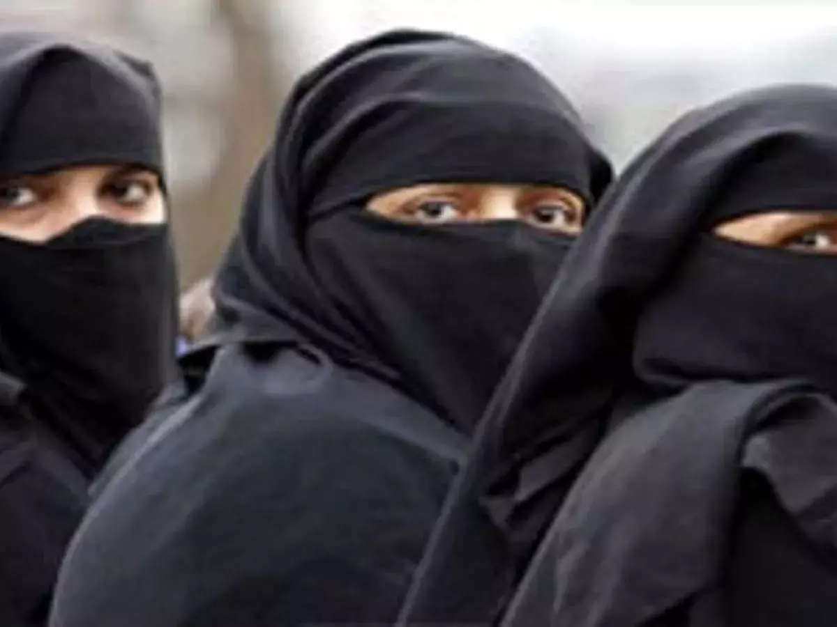 स्विट्जरलैंड ने भी अब मुस्लिम महिलाओं के बुर्का पहनने पर लागाई रोक.