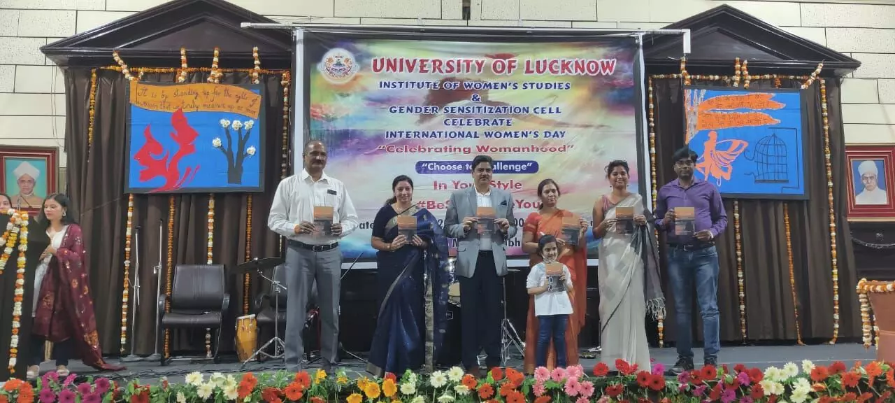 लखनऊ विश्वविद्यालय ने मनाया अंतर्राष्ट्रीय महिला दिवस, साइलेंट वोइसेज नामक पुस्तक की जारी