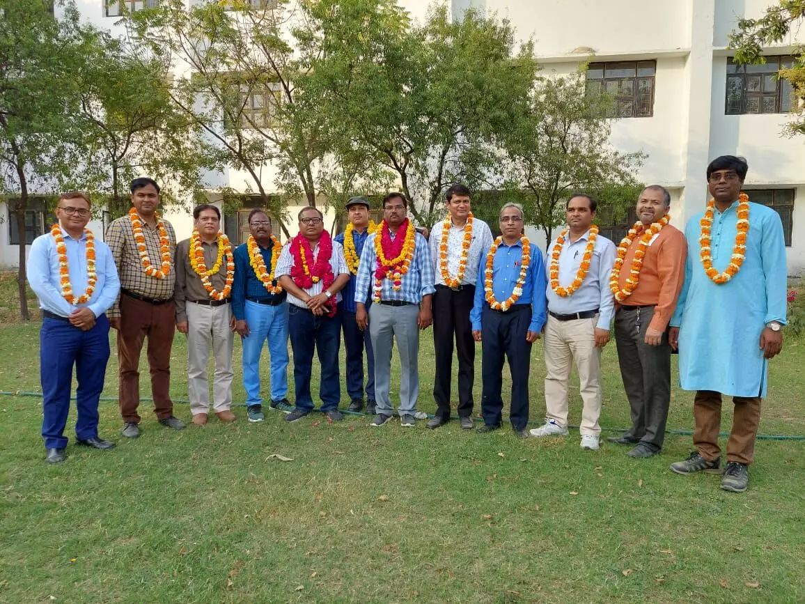 लखनऊ विश्वविद्यालय शिक्षक संघ के चुनाव में डॉक्टर राजेंद्र कुमार वर्मा विजई घोषित... लखनऊ विश्वविद्यालय शिक्षक संघ के चुनाव में डॉक्टर राजेंद्र कुमार वर्मा विजई घोषित...