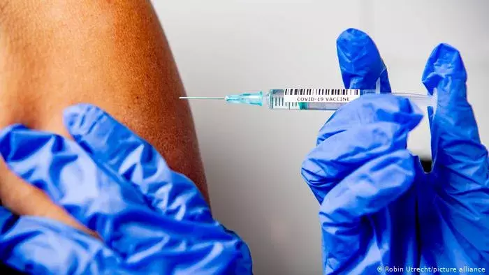पाकिस्तान के प्रधानमंत्री ने लगवाई चाइनीस वैक्सीन चाइना ने मुफ्त में दी वैक्सीन की 5 लाख डोज़ पाकिस्तान के प्रधानमंत्री ने लगवाई चाइनीस वैक्सीन चाइना ने मुफ्त में दी वैक्सीन की 5 लाख डोज़