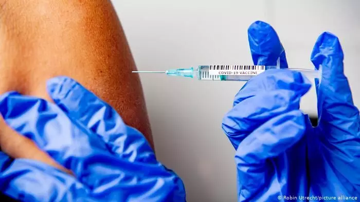 पाकिस्तान के प्रधानमंत्री ने लगवाई चाइनीस वैक्सीन चाइना ने मुफ्त में दी वैक्सीन की 5 लाख डोज़
