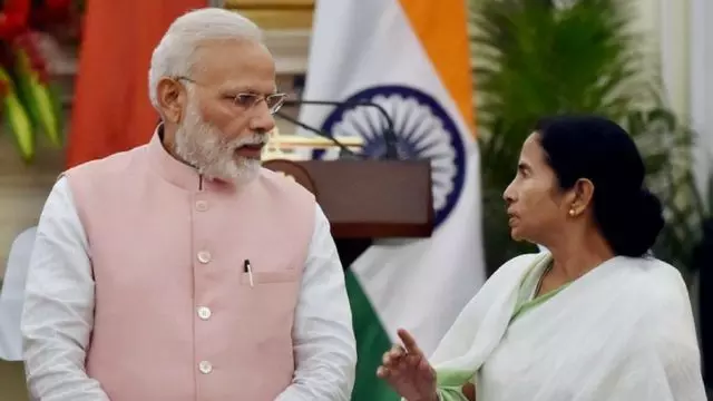 बंगाल में तेज हुई जुबानी जंग,ममता बनर्जी का प्रधानमंत्री नरेंद्र मोदी पर हमला... बंगाल में तेज हुई जुबानी जंग,ममता बनर्जी का प्रधानमंत्री नरेंद्र मोदी पर हमला...