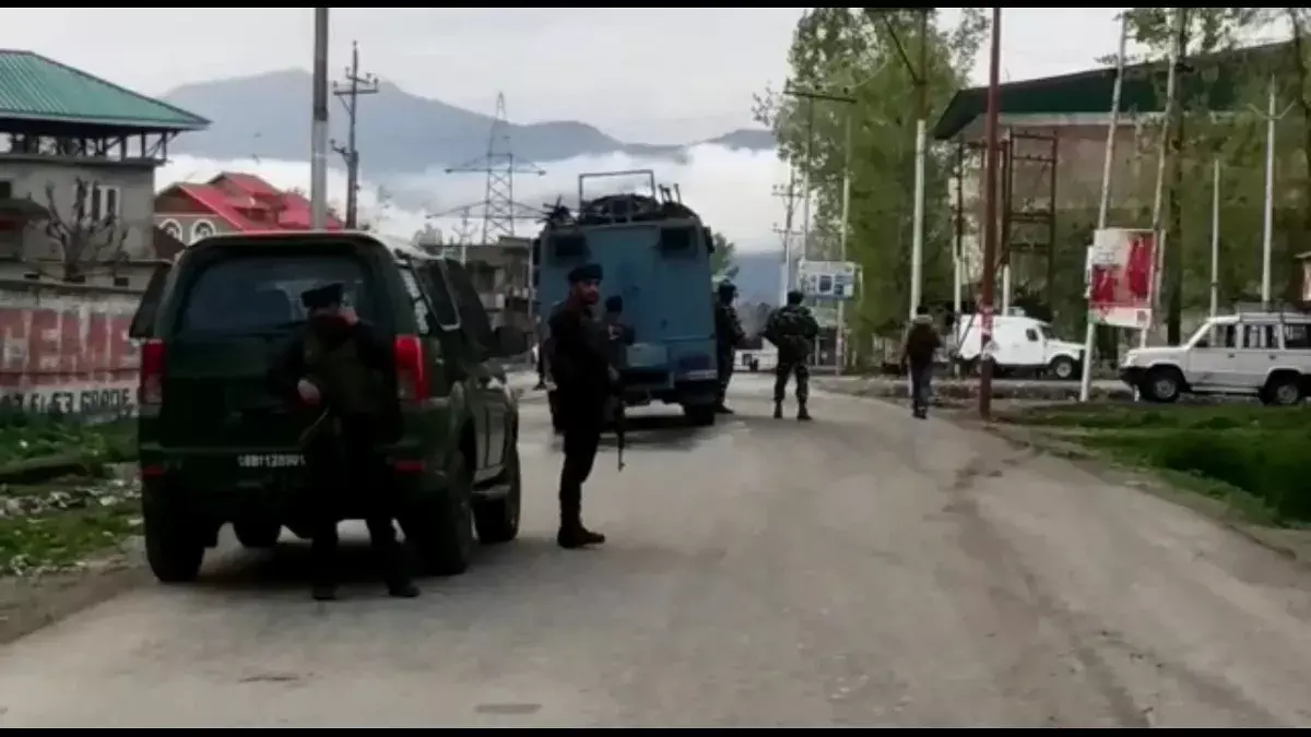 CRPF के काफिले पर आतंकी हमला, तीन जवान घायल...