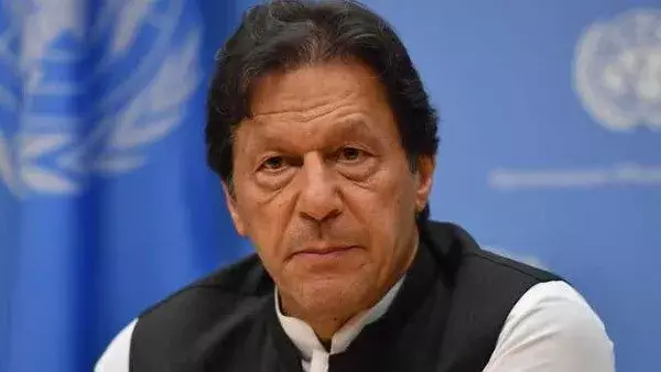 कोरोना संक्रमित इमरान खान ने बुलाई बैठक, सोशल मीडिया पर जमकर हो रहे ट्रोल....