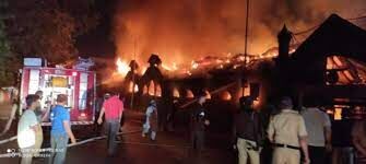 पुणे के फैशन स्ट्रीट मार्केट में भीषण आग, कई दुकानें हुई ध्वस्त..