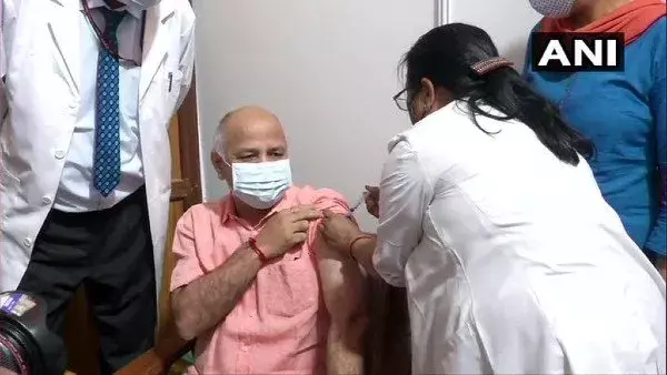 दिल्ली के डिप्टी सीएम मनीष सिसोदिया ने ली कोरोना वैक्सीन की पहली डोज़ ली, लोगों से की ये अपील. दिल्ली के डिप्टी सीएम मनीष सिसोदिया ने ली कोरोना वैक्सीन की पहली डोज़ ली, लोगों से की ये अपील.