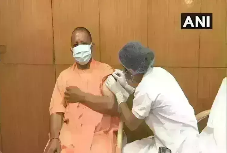 मुख्यमंत्री योगी आदित्यनाथ ने कोरोना वैक्सीन की पहली डोज ली. मुख्यमंत्री योगी आदित्यनाथ ने कोरोना वैक्सीन की पहली डोज ली.