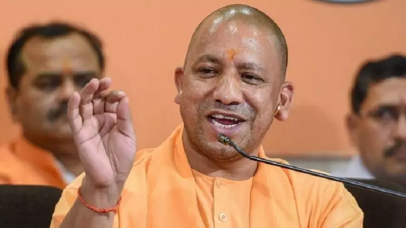 मुख्यमंत्री योगी आदित्यनाथ के काफिले में घुसी विधायक की गाड़ी- सुरक्षा के मद्देनजर कटा चालान.... मुख्यमंत्री योगी आदित्यनाथ के काफिले में घुसी विधायक की गाड़ी- सुरक्षा के मद्देनजर कटा चालान....