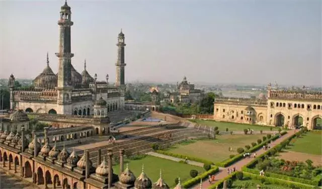 कोविड की बढ़ती स्थिति को देखते हुए लखनऊ के डीएम ने दिए सभी ऐतिहासिक स्मारकों को बंद करने का आदेश.....